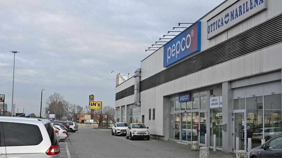 Il punto vendita di capi d’abbigliamento preso di mira dai malviventi nella notte tra domenica e lunedì