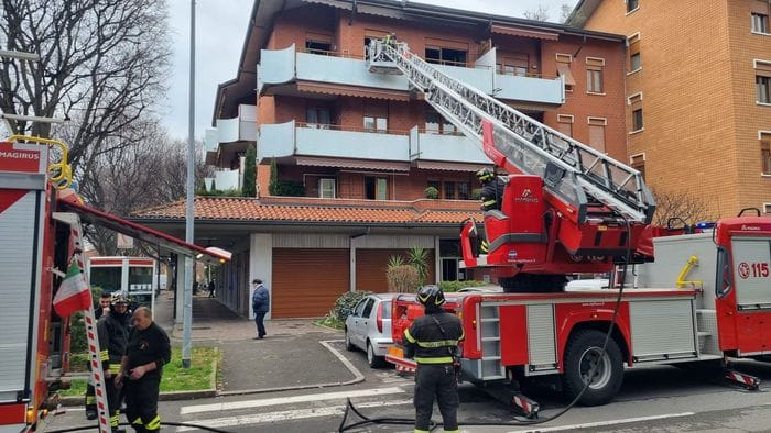 colognola incendio al terzo piano i vigili del fuoco intervengono con l8217autoscala foto
