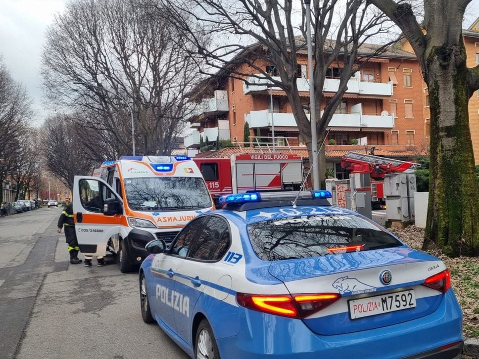 I soccorsi per l’incendio: polizia, ambulanza e vigili del fuoco in via Fermi a Colognola