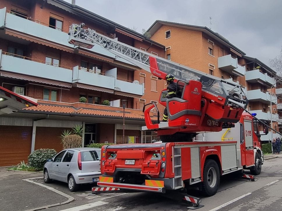L’intervento dei vigili del fuoco a Colognola per un’incendio che ha interessato un appartamento in via Fermi