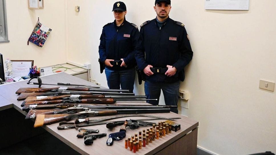 Alcune delle armi sequestrate dalla Polizia nell’ambito di una serie di controlli effettuati sul territorio per l’idoneità alla detenzione