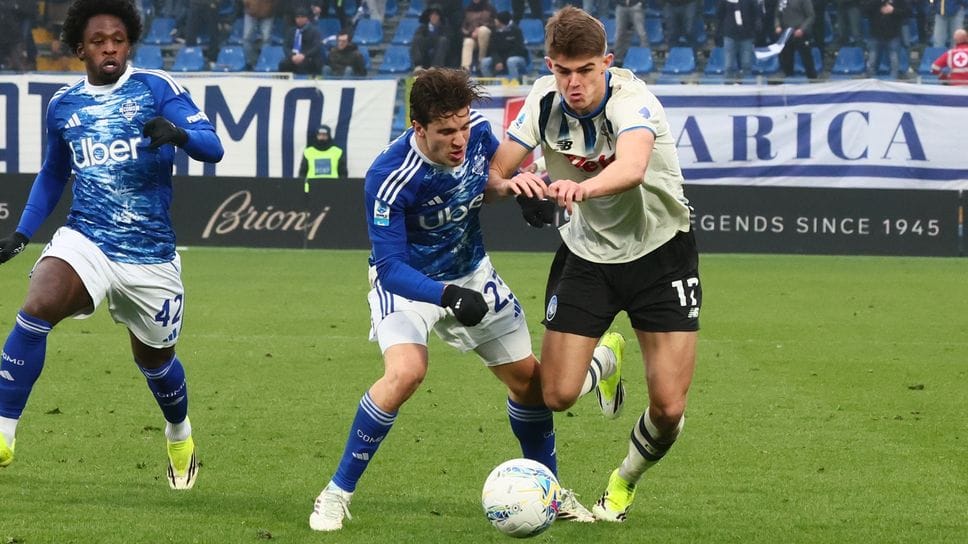 In maglia bianca Charles De Ketelaere, 24 anni, attaccante belga dell’Atalanta