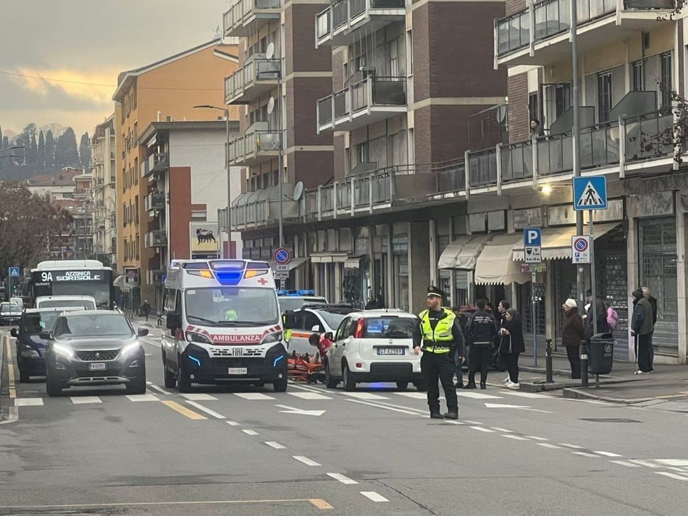 I soccorsi in campo in via Broseta a Bergamo per soccorrere una donna di 43 anni investita mentre attraversava la strada mercoledì 11 febbraio verso le 16