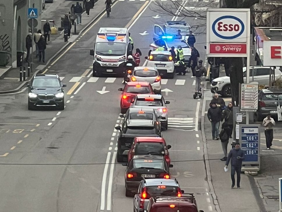 I soccorsi in campo in via Broseta a Bergamo per soccorrere una donna di 43 anni investita mentre attraversava la strada mercoledì 11 febbraio verso le 16