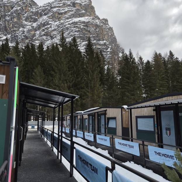 Le casette del villaggio olimpico con vista Dolomiti