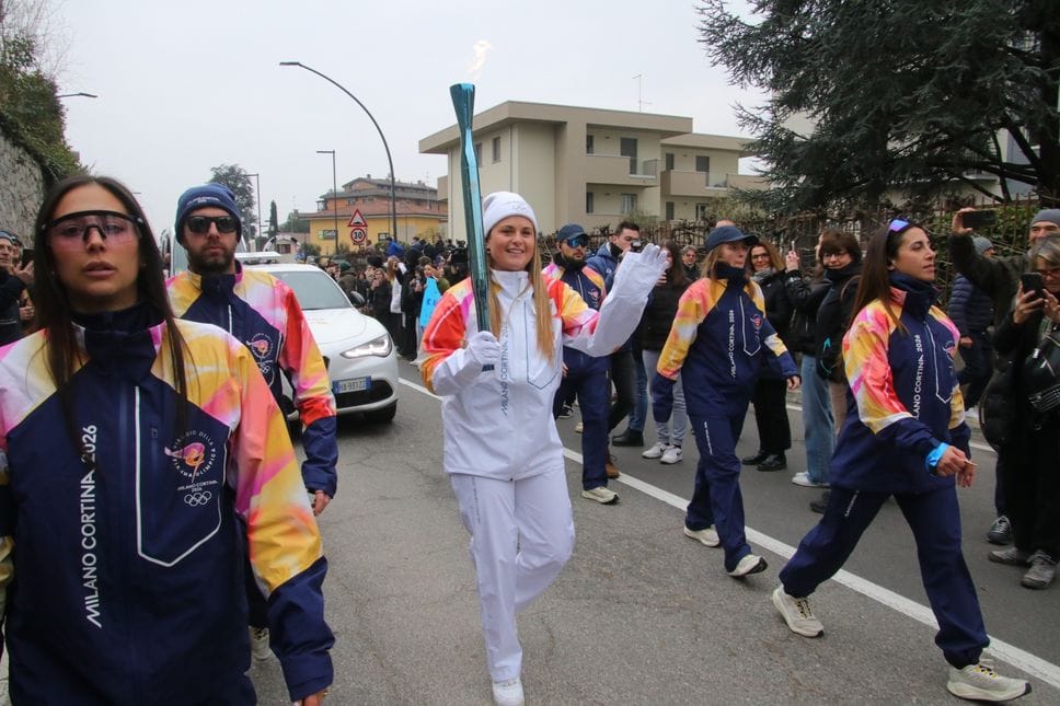 Passaggio della fiamma olimpica di Milano Cortina 2026 a Bergamo: ad Alzano Michela Moioli tedofora