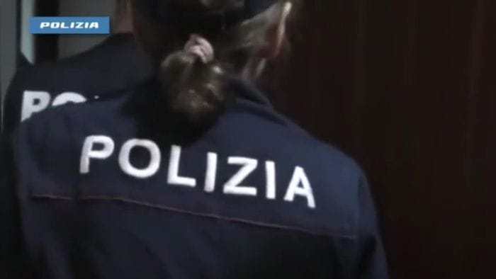 Picchia la compagna e fugge con i figli: rintracciato a Levate