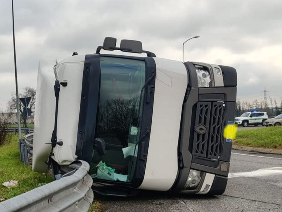 Il camion ribaltato a Bariano nella serata di mercoledì 11 febbraio