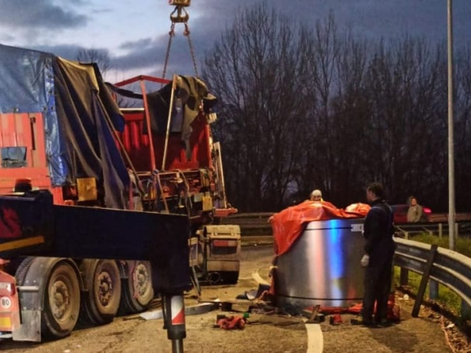 Il recupero del carico perso dal camion ribaltato a Bariano nella serata di mercoledì 11 febbraio