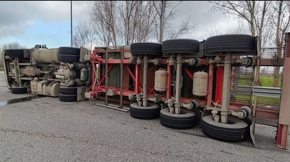 Il Tir ribaltato a Bariano