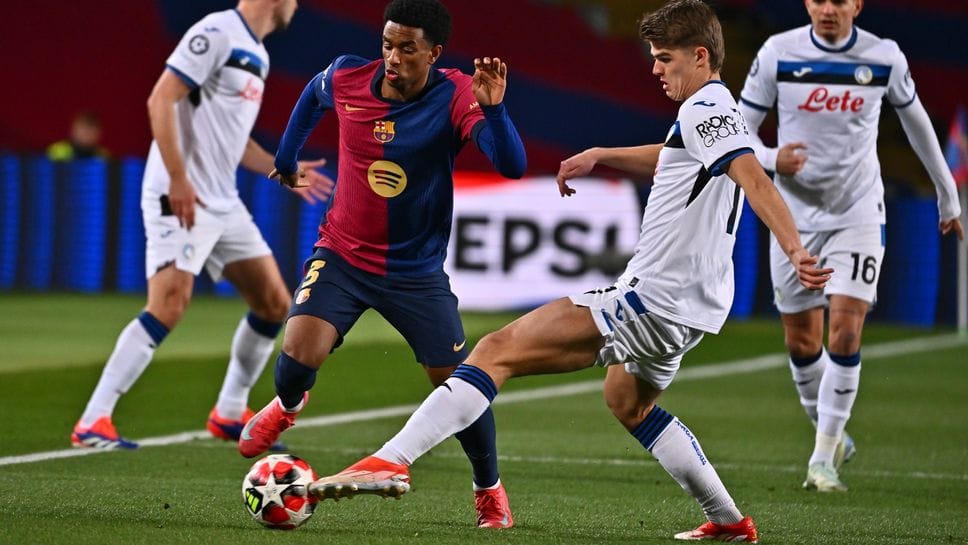 Charles De Ketelaere in azione, il giocatore belga dell’Atalanta è stato sottoposto a un’operazione in artroscopia al ginocchi destro, ancora da valutare i tempi di recupero