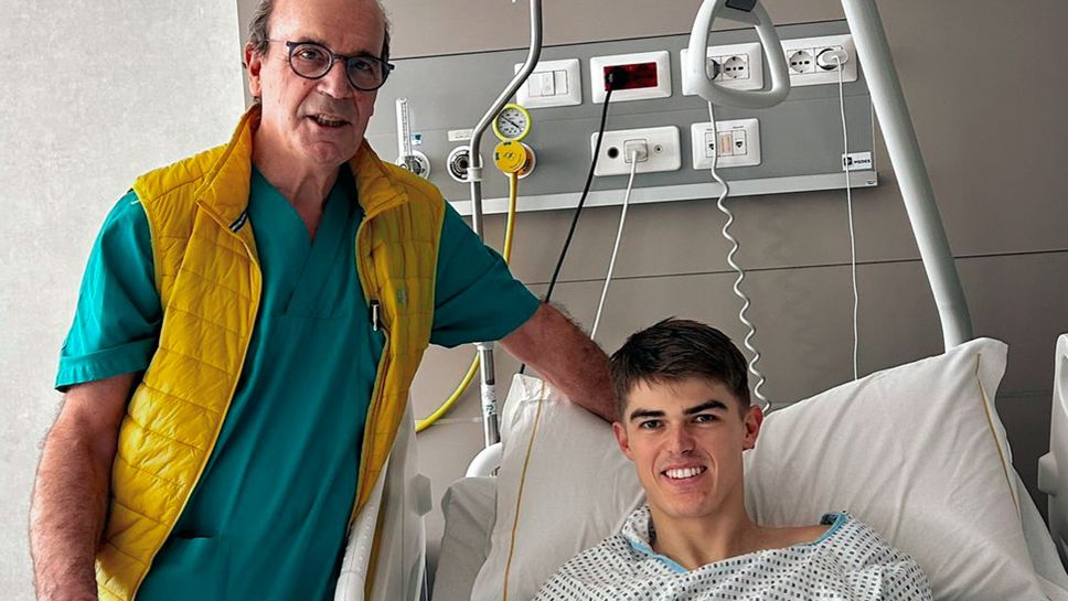 Charles De Ketelaere in ospedale con il professor Ezio Adriani alla Fondazione Policlinico Universitario Agostino Gemelli IRCCS di Roma, dove è stato operato al ginocchio