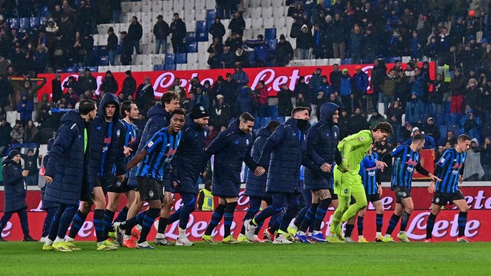 L’Atalanta mentre festeggia la qualificazione alle semifinali di Coppa Italia