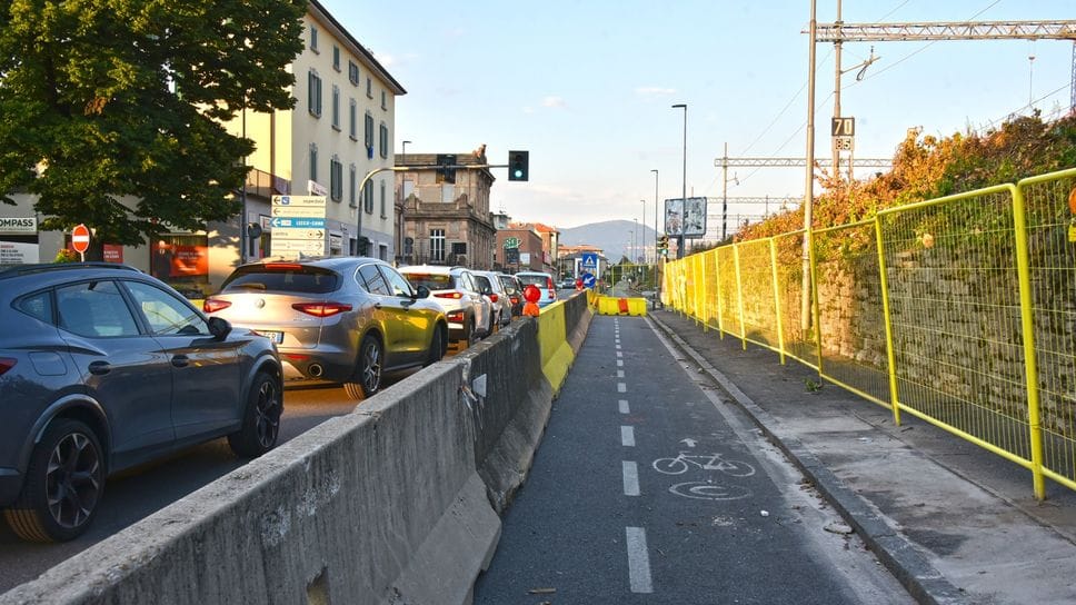 I lavori per l’e-Brt in via San Giorgio a Bergamo. Dal 16 febbraio arrivano in centro