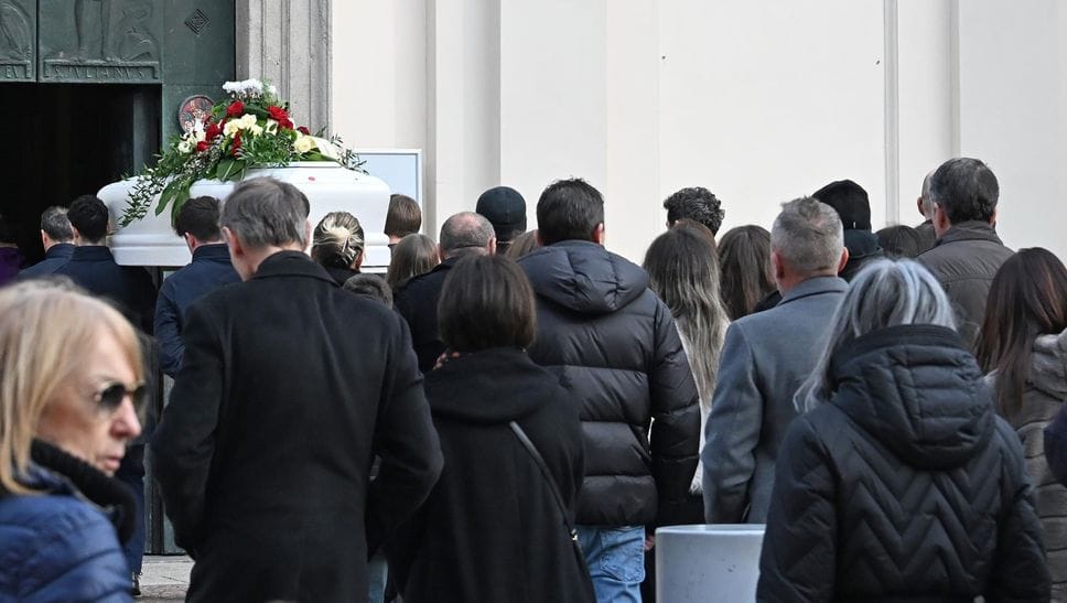 La folla ai funerali di Nicole Foglieni a Ciserano. La 23enne è morta a seguito di una malattia martedì 10 febbraio