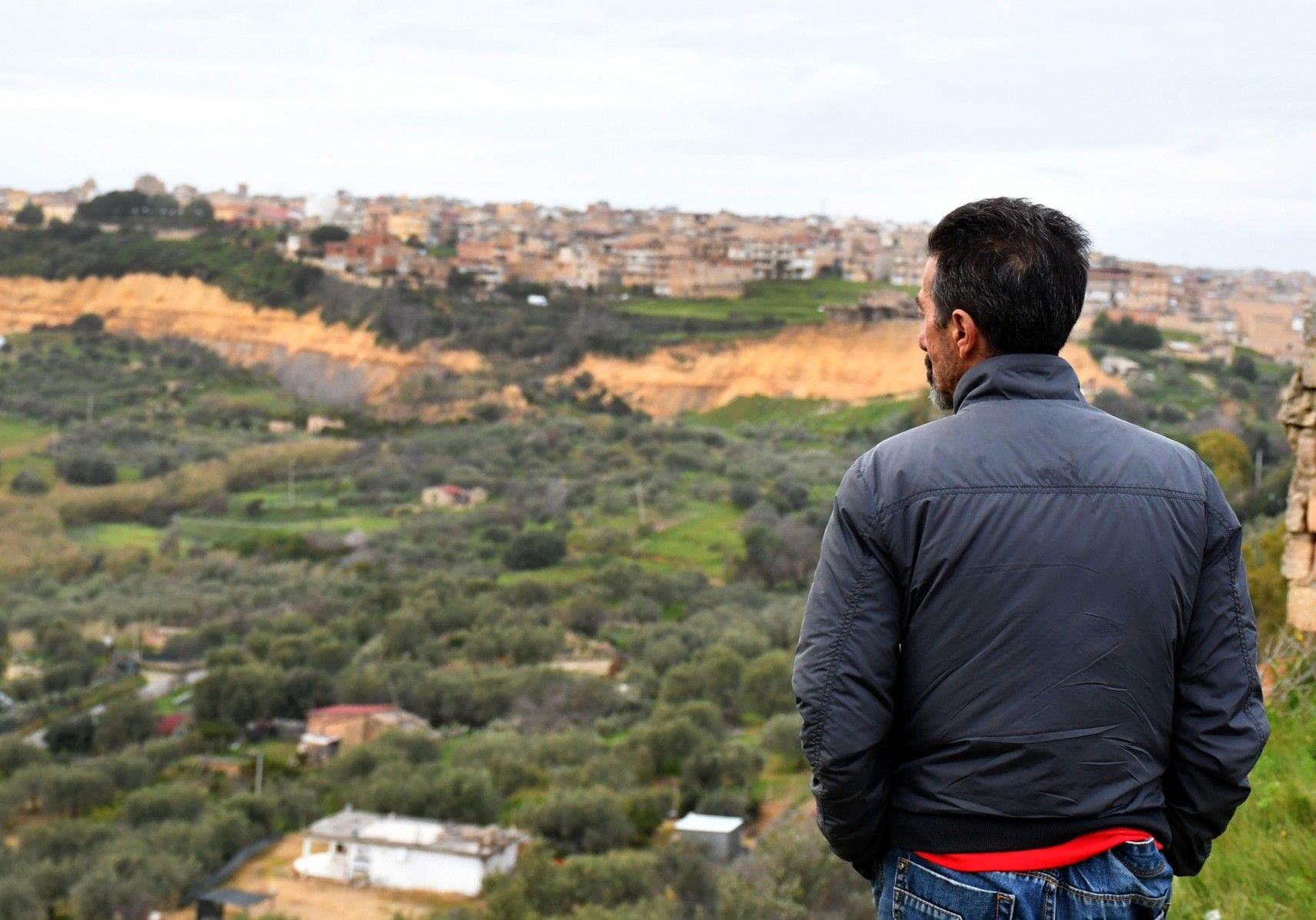 Residenti di Niscemi osservano preoccupati l’evolversi della frana