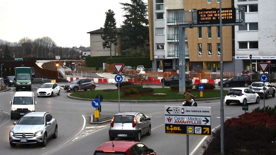 La rotatoria al Pontesecco realizzata dalla precedente amministrazione