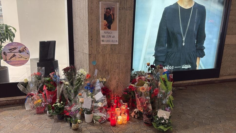 Fiori sul luogo dell’omicidio di Mamadi Tunkara