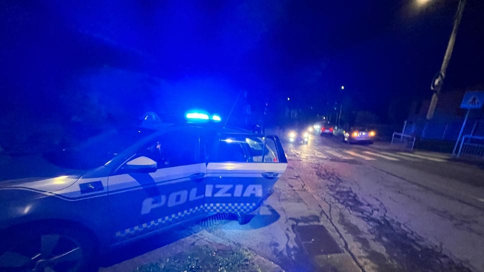 Una pattuglia della Polizia in via Locatelli a Caprino Bergamasco, dove alle 17 di giovedì 12 febbraio è stato investito un ragazzino di 12 anni. Trasferito all’ospedale Papa Giovanni di Bergamo in elisoccorso sarebbe molto grave.