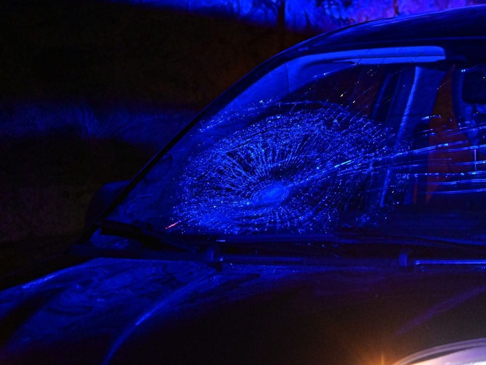 Il parabrezza distrutto dall’impatto con il capo del ragazzino di 12 anni investito a Caprino