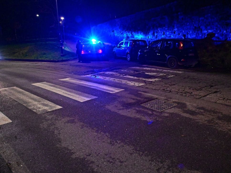 Una pattuglia della Polizia in via Locatelli a Caprino Bergamasco, dove alle 17 di giovedì 12 febbraio è stato investito un ragazzino di 12 anni. Trasferito all’ospedale Papa Giovanni di Bergamo in elisoccorso sarebbe molto grave.
