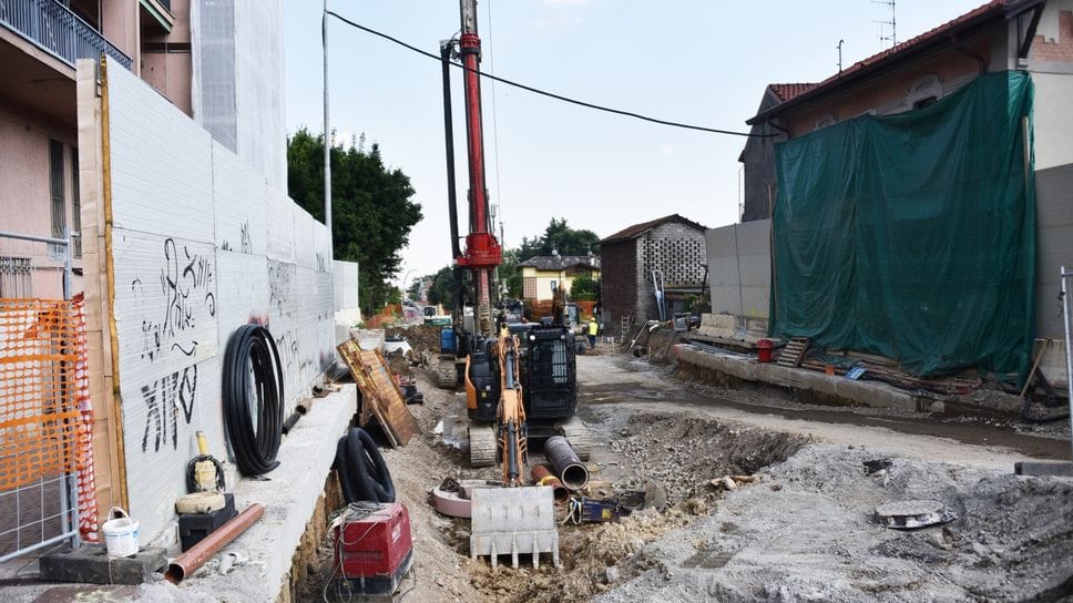 Il cantiere della Teb linea T2, prosegue la posa dei binari. Modifiche alla viabilità