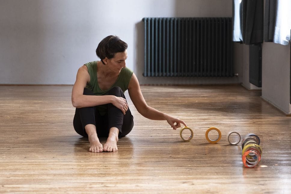 Serena Marossi danzatrice e coreografa di Allegra Brigata Cinematica nello spettacolo per bambini intitolato Scotch