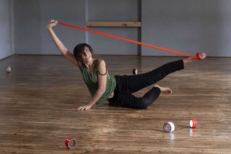 Serena Marossi danzatrice e coreografa di Allegra Brigata Cinematica nello spettacolo per bambini intitolato Scotch