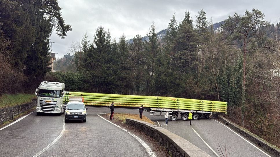Il mezzo pesante rimasto incastrato il 3 febbraio scorso a uno dei tornanti della Selva