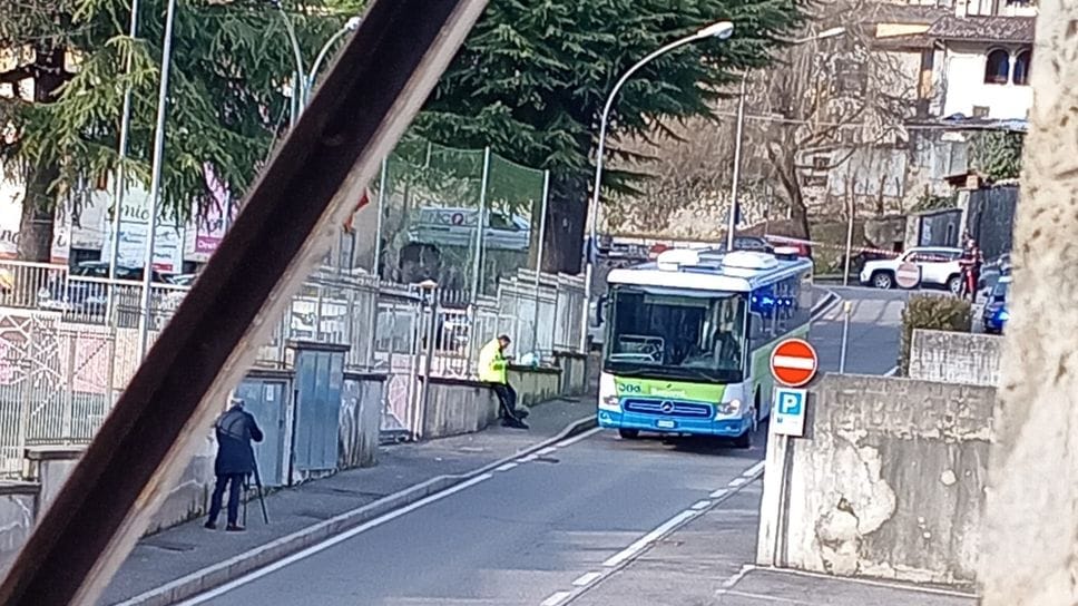 Il luogo dell’investimento a Clusone in via Dante Alighieri. Una donna in bicicletta trascinata da un autobus che stava svoltando, è grave