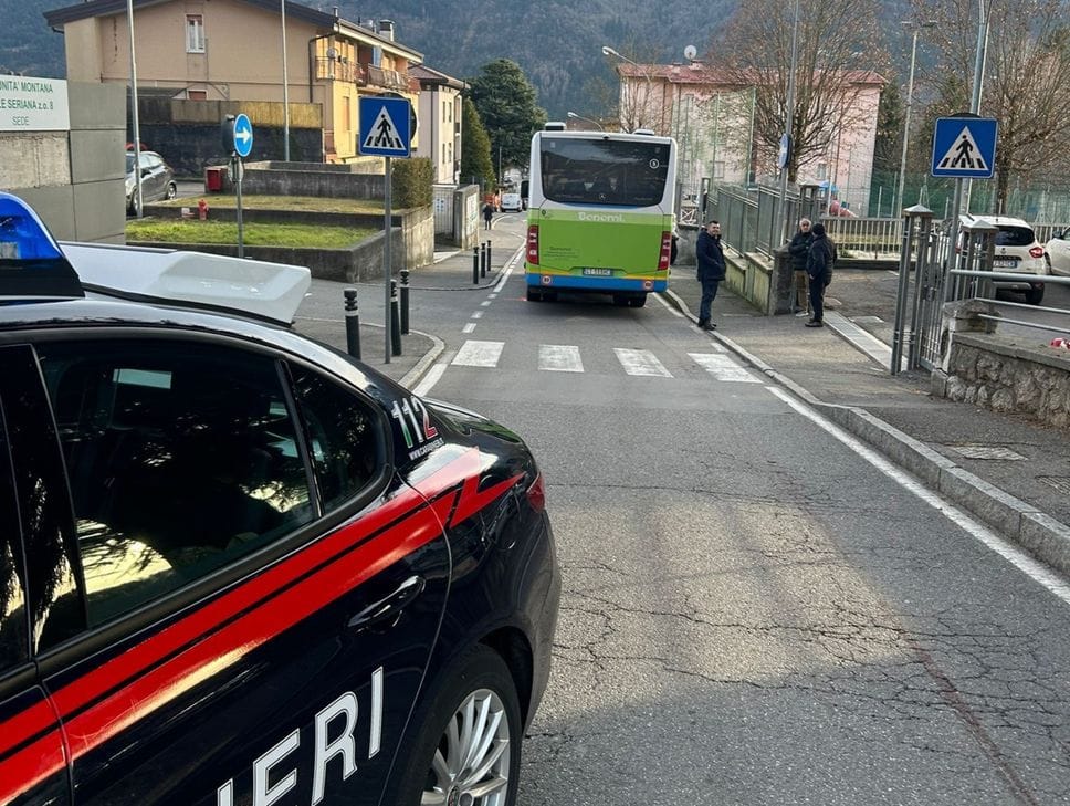 I carabinieri sul luogo dell’investimento in via Dante Alighieri a Clusone