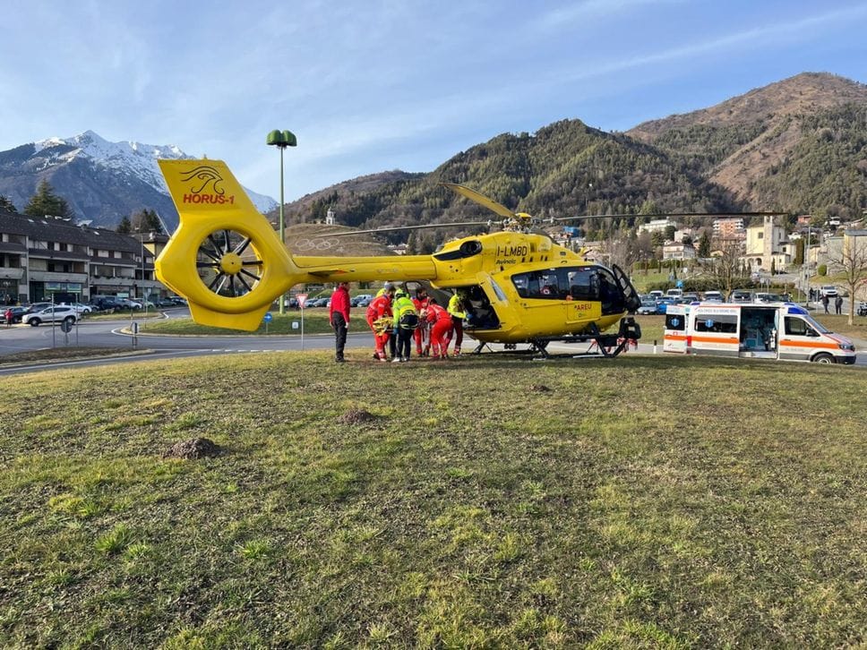 L’elisoccorso che ha trasportato in ospedale la donna investita da un’autobus a Clusone, è grave