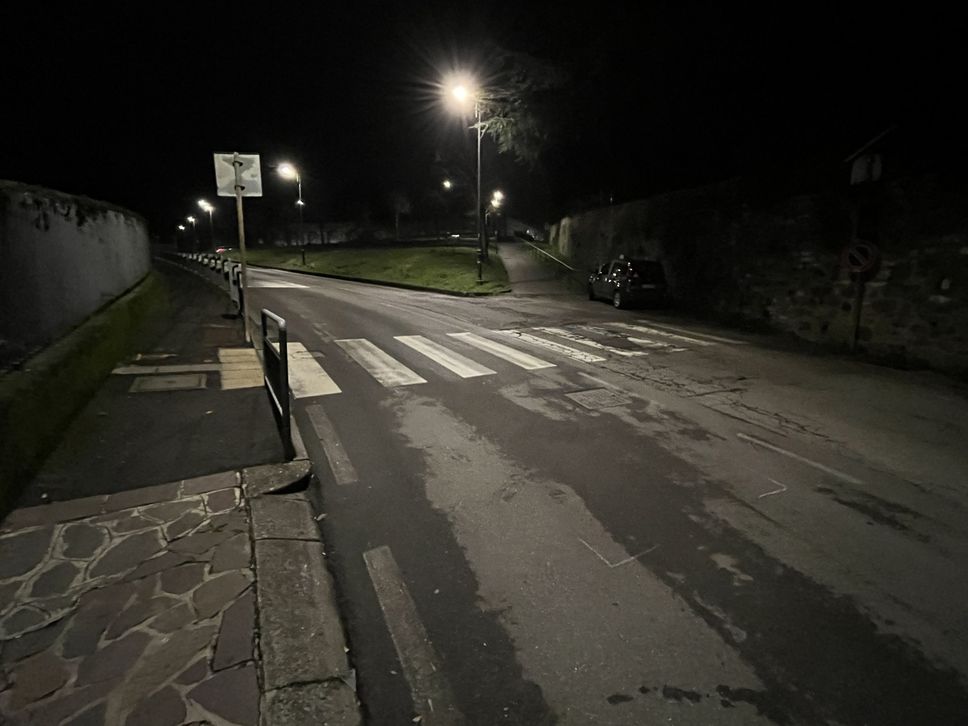 Il luogo di via Locatelli a Caprino Bergamasco, dove alle 17 di giovedì 12 febbraio è stato investito un ragazzino di 12 anni. Trasferito all’ospedale Papa Giovanni di Bergamo in elisoccorso, è in prognosi riservata.