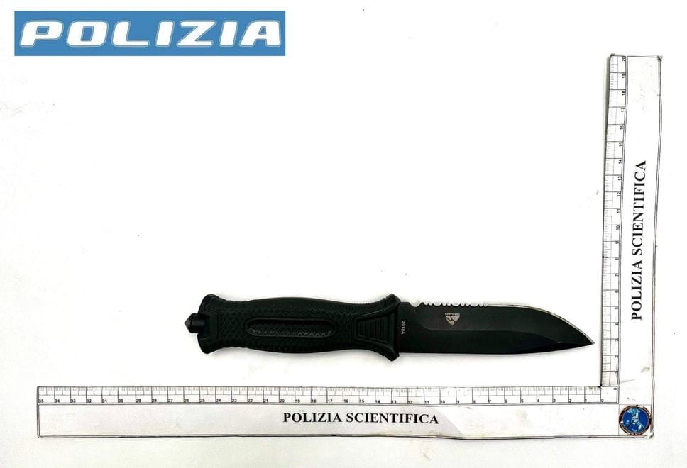 Il coltello sequestrato a uno dei due minorenni autori di una rapina in stazione