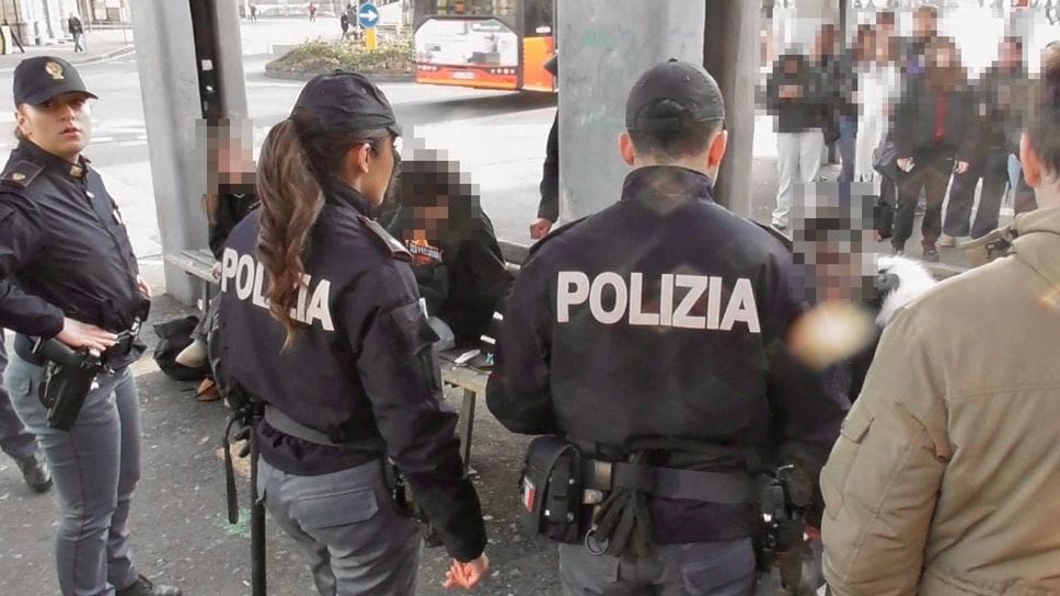 Agenti della Polizia di Stato in stazione a Bergamo durante un controllo