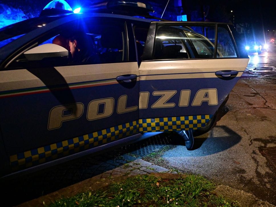 Una pattuglia della Polizia in via Locatelli a Caprino Bergamasco, dove alle 17 di giovedì 12 febbraio è stato investito un ragazzino di 12 anni. Trasferito all’ospedale Papa Giovanni di Bergamo in elisoccorso sè in prognosi riservata..