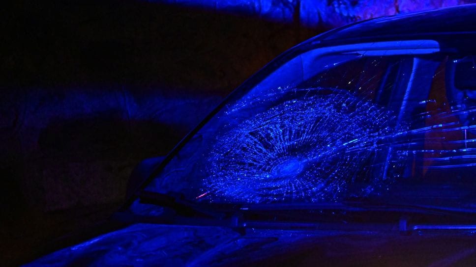 Il bozzo sul parabrezza dell’auto che a Caprino ha investito un ragazzino di 12 anni che è in prognosi riservata all’ospedale Papa Giovanni XXIII di Bergamo