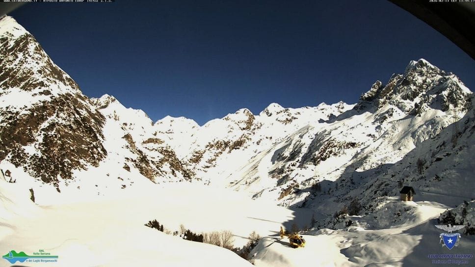 L’elisoccorso arrivato per soccorrere lo scialpinista rimasto sotto una valanga a Valbondione è atterrato nei pressi del rifugio Curò