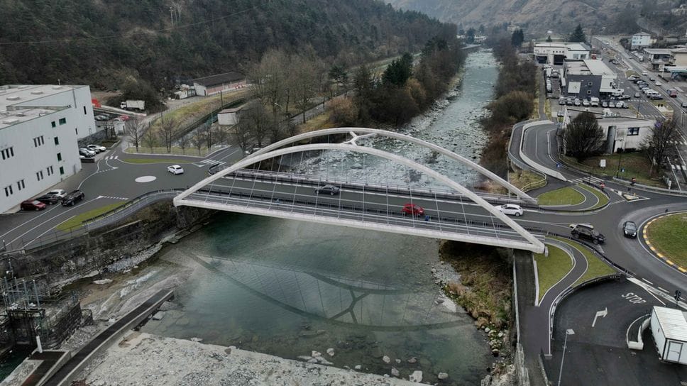 Fotoinserimento del nuovo ponte di Ponte Nossa,sulla statale 671: sarà lungo 60,60 metri e a campata unica