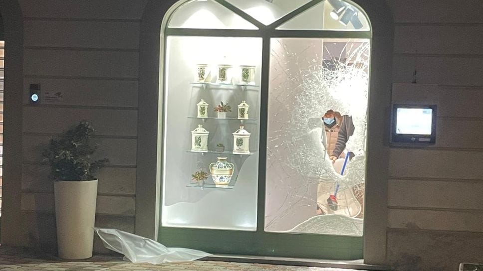 I danni alla vetrina della farmacia di Casirate, presa di mira nella notte da un ladro solitario