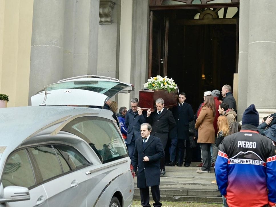 L’uscita del feretro