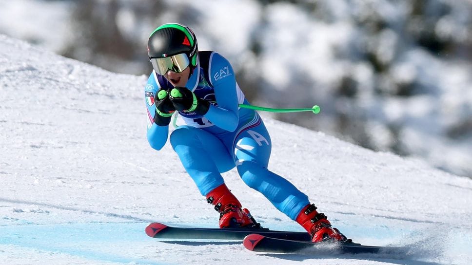 Sofia Goggia in azione nella discesa olimpica a Cortina, in cui ha conquistato il bronzo. Domenica 15 la campionessa bergamasca sarà in gara in gigante