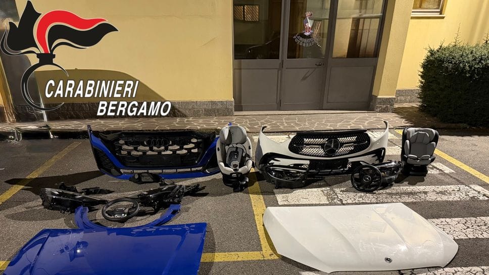 Alcuni dei pezzi smontati dai malviventi e recuperati dai carabinieri