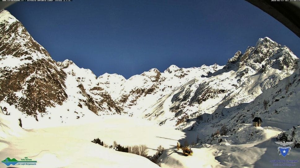 L'elicottero atterrato al rifugio Curò, in un'immagine della web-cam Scialpinisti in salita verso il Pizzo Tre Confini