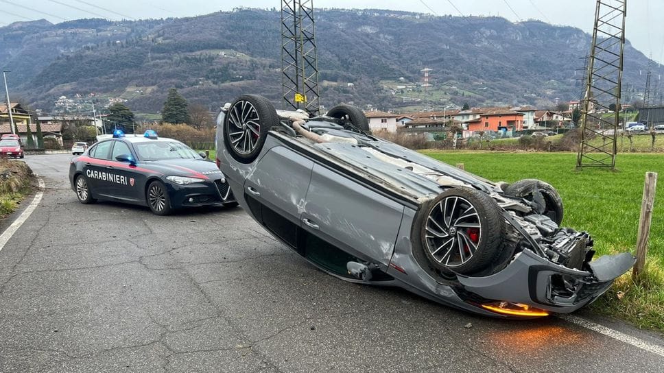 L’auto che si è ribaltata a Sovere. La 35enne alla guida ha fatto tutto da sola e fortunatamente ne è uscita illesa. L’incidente è avvenuto in via Lombardia sabato 14 febbraio.
