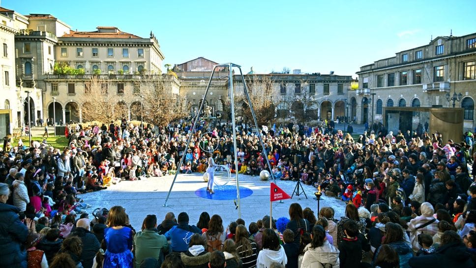 Folla di bimbi in piazza Dante a Bergamo