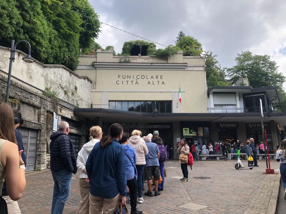 La lunga fila per prendere la funicolare per Città Alta