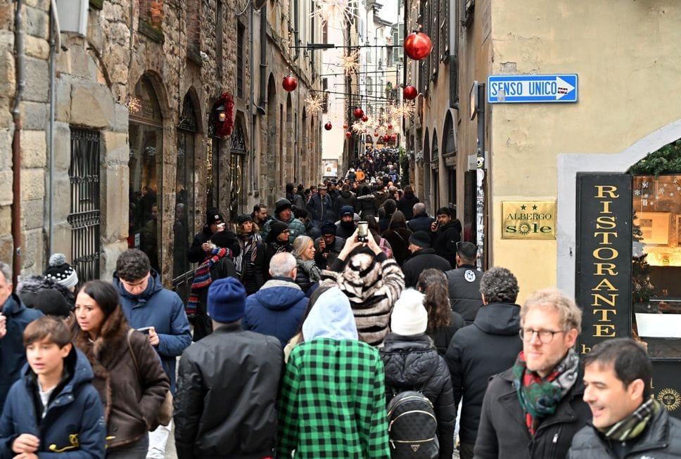 Folla di turisti sulla Corsarola in Città Alta