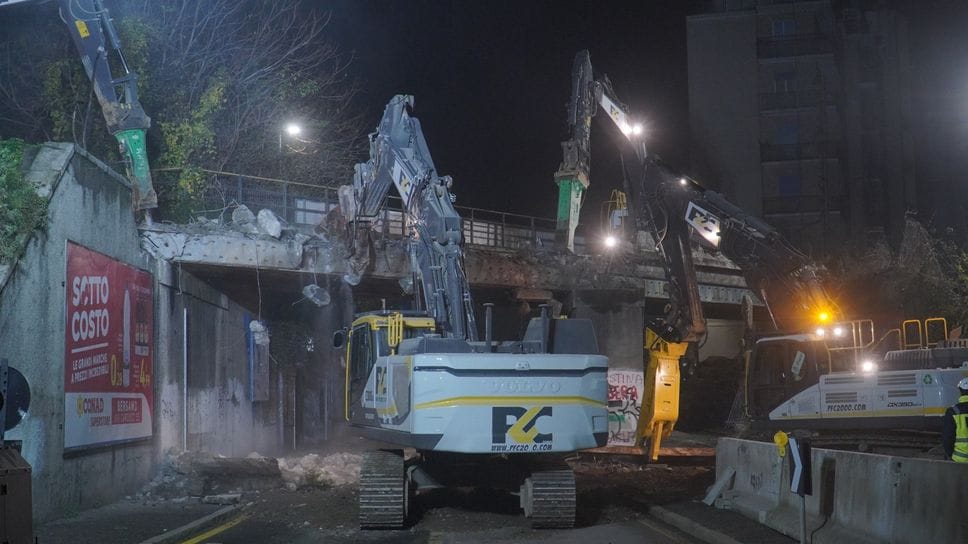 I lavori di demolizione del ponte a dicembre