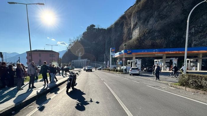 Investito da una moto tra Lovere e Costa Volpino, grave 53enne